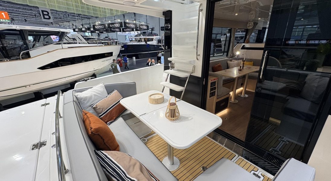 Delphia 11 FLylounge natante