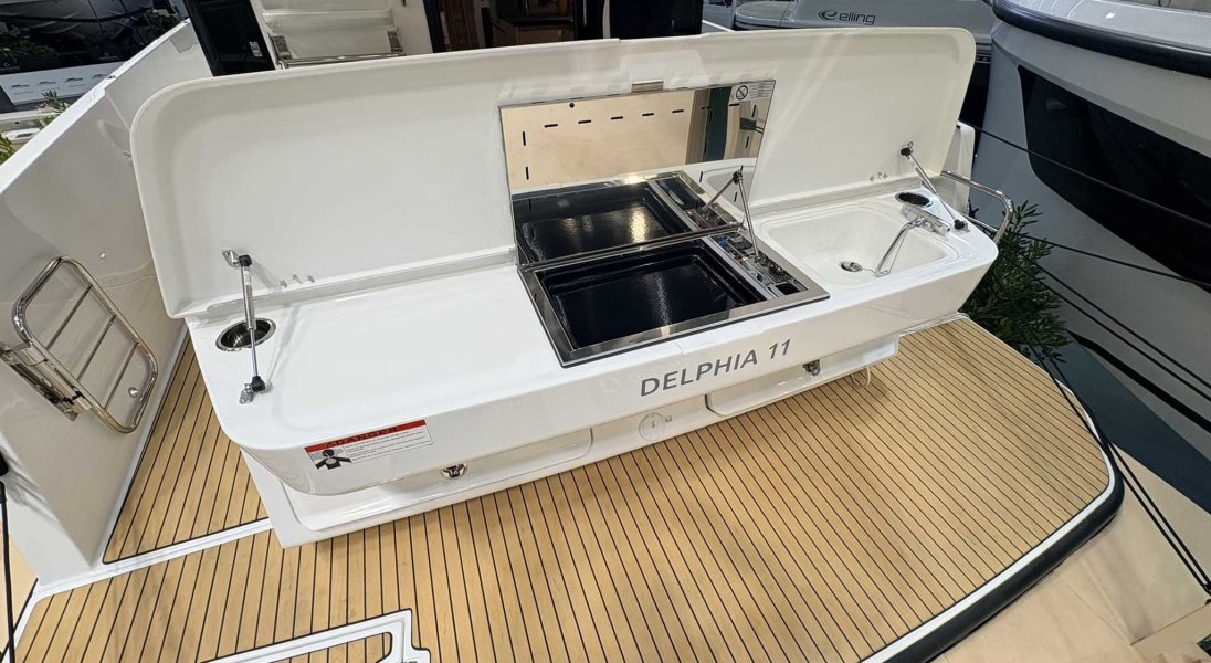 Delphia 11 FLylounge natante