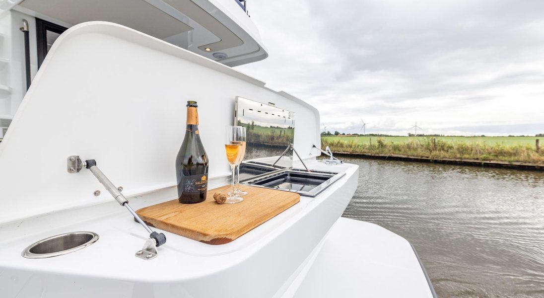 Delphia 11 FLylounge natante