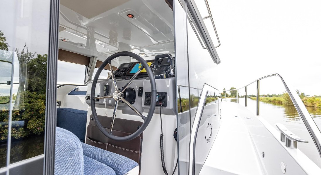 Delphia 11 FLylounge natante