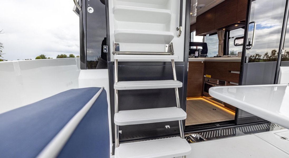 Delphia 11 FLylounge natante