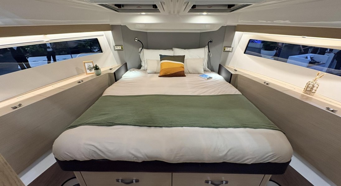 Delphia 11 FLylounge natante