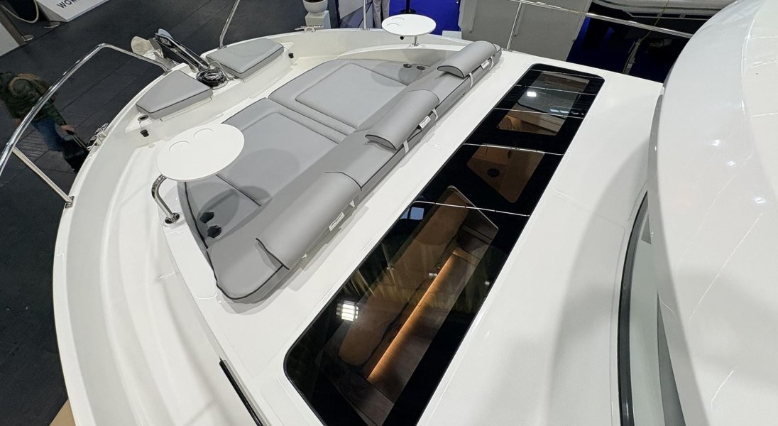 Delphia 11 FLylounge natante